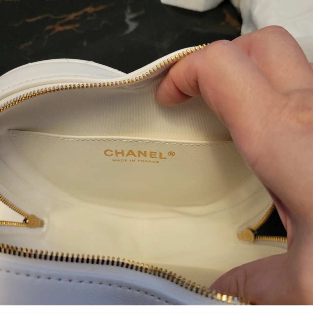 Chanel heart bag large size in white - Picture 8 of 16